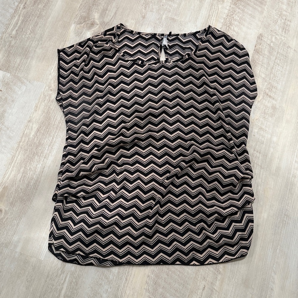 Absolute Angel Black and Beige Zigzag Short Sleeve Top